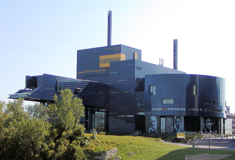 美国格思里剧院(2006)
美国明尼阿波利斯市的格思里剧院(Guthrie Theater)中,他让新设计的建筑和古代的历史建筑展开“对话”。这是他平生第一个在美国完成的设计作品。这座建筑三层高,耗资1.25亿美元,施工过程经历了5年,取代了位于Walker艺术中心旁的原格思里剧院。明尼苏达大学建筑学院院长托马斯·菲舍尔认为,剧院的设计是有创新性的。他说:“它将名扬世界,它是努维尔的一个非常有力量的作品。我认为它将为我们所设想的剧院带来巨大的影响。” 法国建筑师——让·努维尔(2008年 第三十届普利兹克奖)